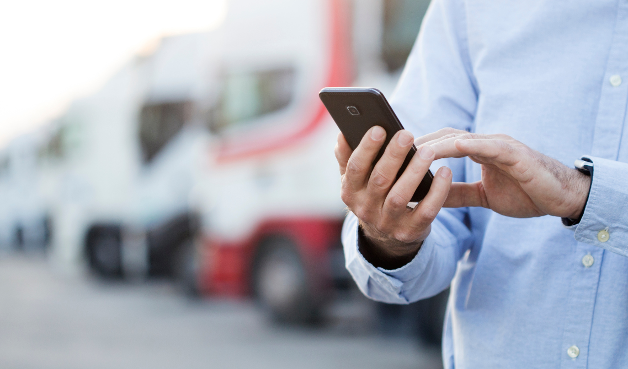 Usuario de app Gateguard gestionando accesos desde smartphone